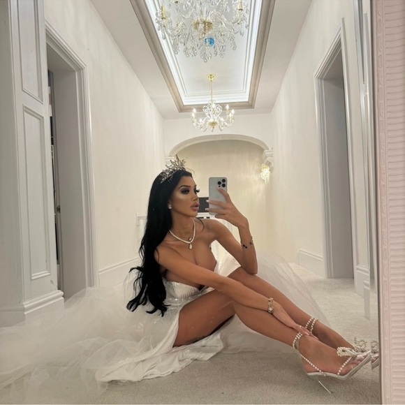 New Strapless Deep V Sequin Tulle Gown in White Size Medium - Picture 6 of 8